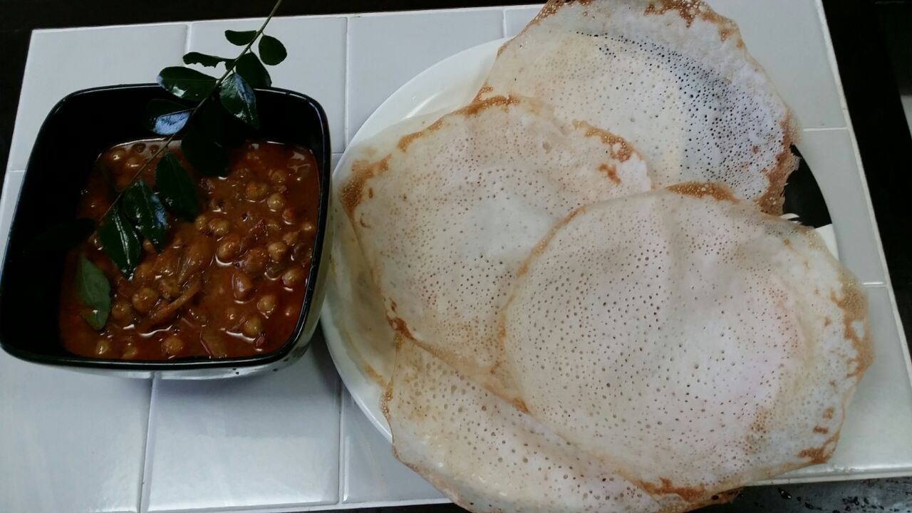 Vella Appam and Kadala Curry